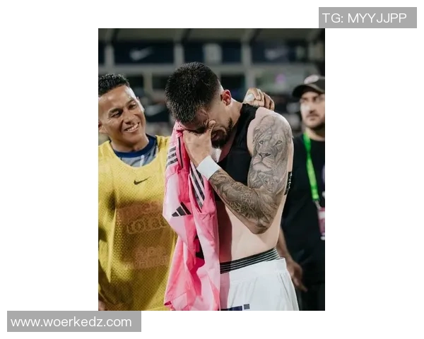 球迷疯狂冲入赛场抢夺C罗球衣引发热议的奇葩瞬间